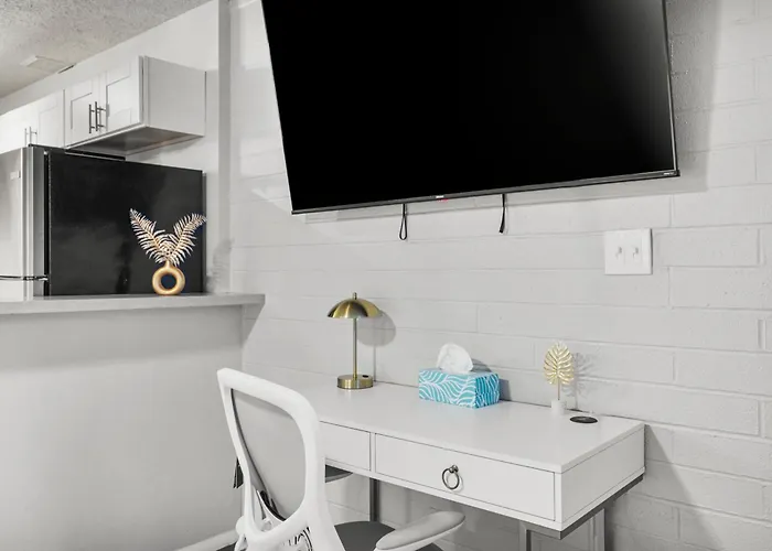 Stylish And Comfy 1b1b Retreat In Old Town Apartment