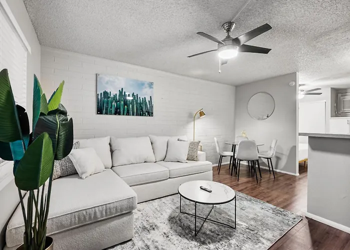 Stylish And Comfy 1b1b Retreat In Old Town Apartment